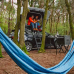 BMW Camper mit Dachzelt Layzee Tent im Wald