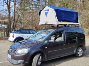 VW Caddy mit Overcamp Dachzelt