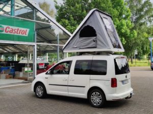 Weisser VW Caddy mit Columbus Dachzelt