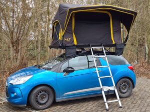 Blauer Citroen DS3 mit Dachzelt Lazy Tent