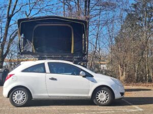 Opel Corsa mit Dachzelt von Lazy Camping