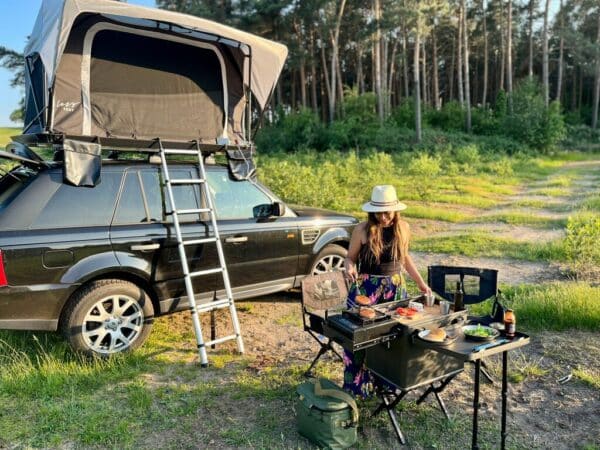 Dachzelt Lazy Tent auf Landrover Auto. Davor Küchenbox Lazy Kitchenbox aus Aluminium von Lazy Camping in der Farbe anthrazit.