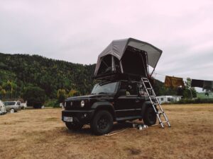 Suzuki Jimny mit Dachzelt Lazy Tent von LAYZEE