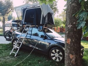 Tesla mit Dachzelt Lazy Tent