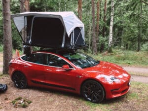 Tesla Model S in rot mit Dachzelt Lazy Tent von LAYZEE