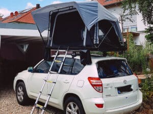 Toyota Rav4 mit Dachzelt Lazy Tent von LAYZEE