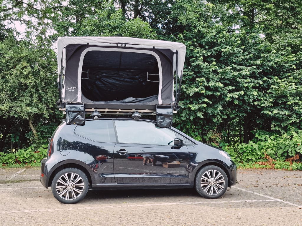 VW up in schwarz mit Dachzelt Lazy Tent von LAYZEE