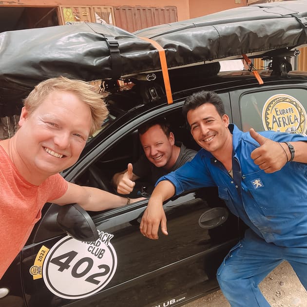 LAYZEE Stories Europe Africa Rallye in Marokko beim Mechaniker