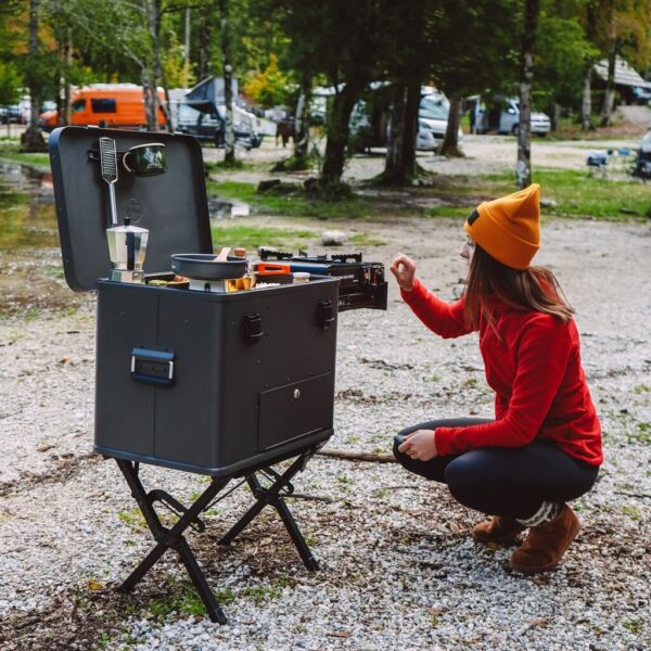 Boîte en aluminium pour le camping. Le couvercle de la Kitchenbox LAYZEE est ouvert avec un prestataire magnétique pour les ustensiles de cuisine.