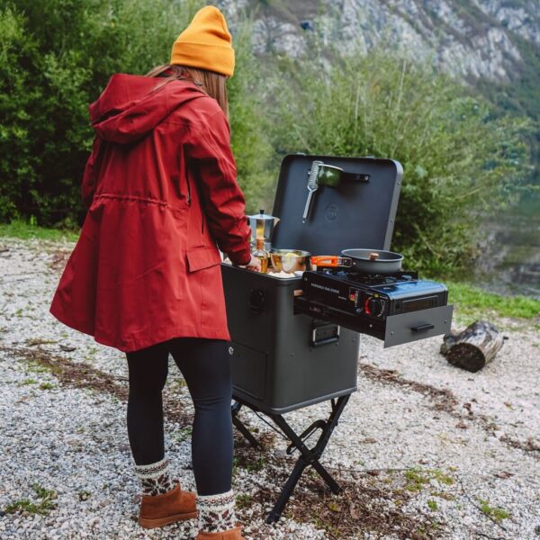 LAYZEE Kitchenbox with side pullout and stove as a kitchen box in nature.