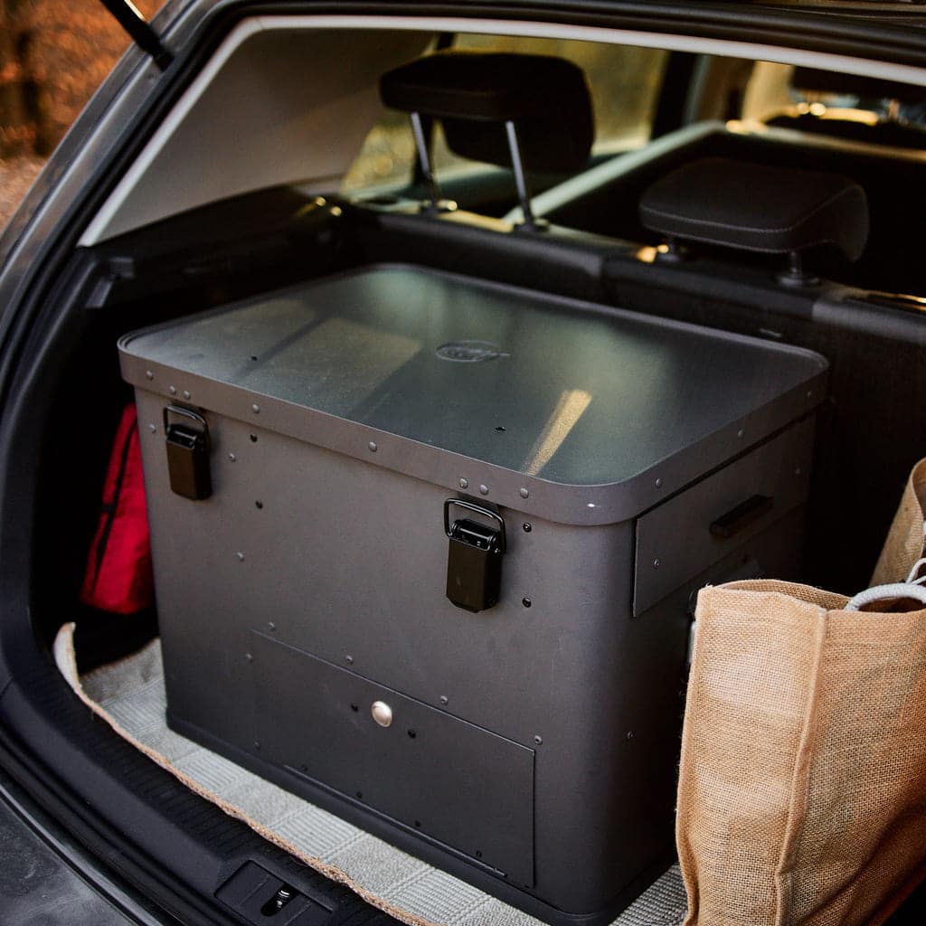 Layzee Kitchenbox als mobile Aluminium Küchenbox im Kofferraum eines Autos.