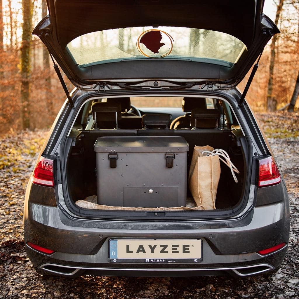 Aluminium Campingbox Layzee Kitchebox im Kofferraum eines Autos.