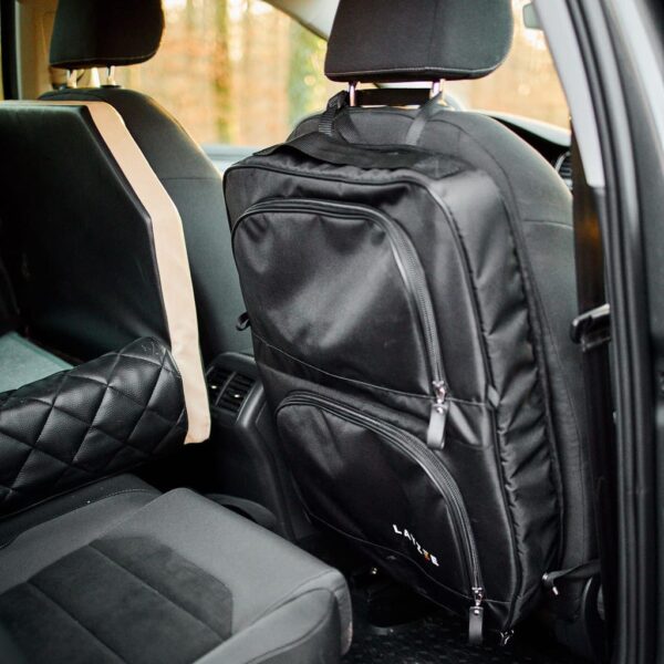 Le Layzee Bag noir comme sac de siège sur le siège de la voiture.