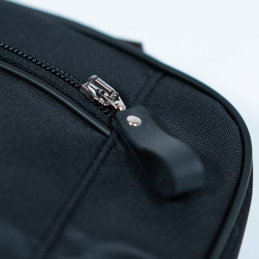 Zipper von der schwarzen Packtasche LAYZEE Bag für Autos