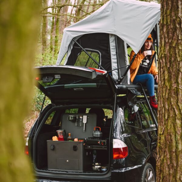Střešní stan Layzee Tent na voze BMW s kuchyňským boxem v kufru.