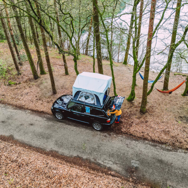 Camper Auto am Waldsee mit dem Layzee Tent